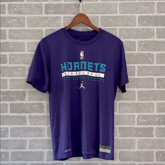 NBA Charlotte Hornets Basketball Purple Short Sleeve T-shirt Mens Size Large - Picture 1 of 9